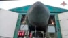 En esta imagen proporcionada por el servicio de prensa del Ministerio ruso de Defensa el miércoles 29 de marzo de 2023, un lanzamisiles Yars de las fuerzas armadas rusas es sacado de un refugio en un lugar de Rusia no revelado. 