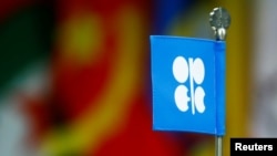 Archivo. Una bandera con el logo de la Organización de Países Exportadores de Petróleo, OPEP, es vista durante una reunión del cártel en Viena, Austria.