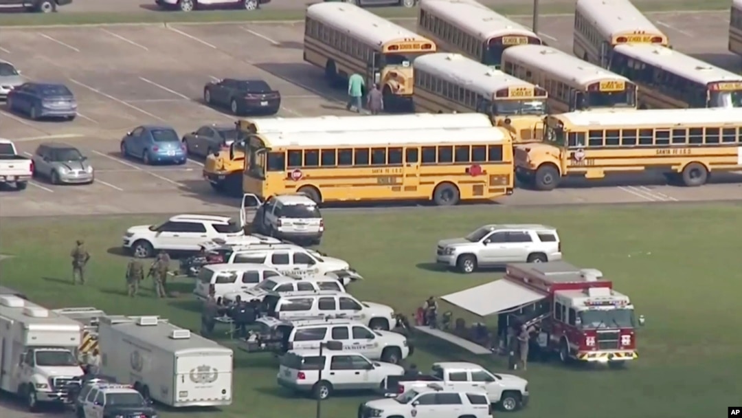 Esta imagen tomada de un video policial, oficiales responden al tiroteo en escuela secundaria cerca de Houston, Texas.