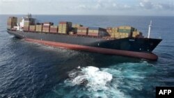 Tàu container Rena nằm mắc kẹt trên một rạn san hô ngoài khơi bờ biển của Tauranga, New Zealand