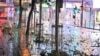 2023年9月1日，在香港銅鑼灣的一條街上，颱風“蘇拉”帶來的強風導致碎片飛揚。（法新社）