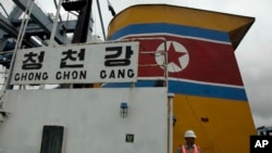 El barco es de origen norcoreano, pero venía de Cuba. La policía sospechaba que transportaba drogas, pero encontraron armas.