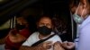 Un trabajador de salud aplica una dosis de la vacuna Sputnik V contra COVID-19 a un hombre dentro de un automóvil en el estadio Centenario de Quilmes, provincia de Buenos Aires, el 1 de abril de 2021.