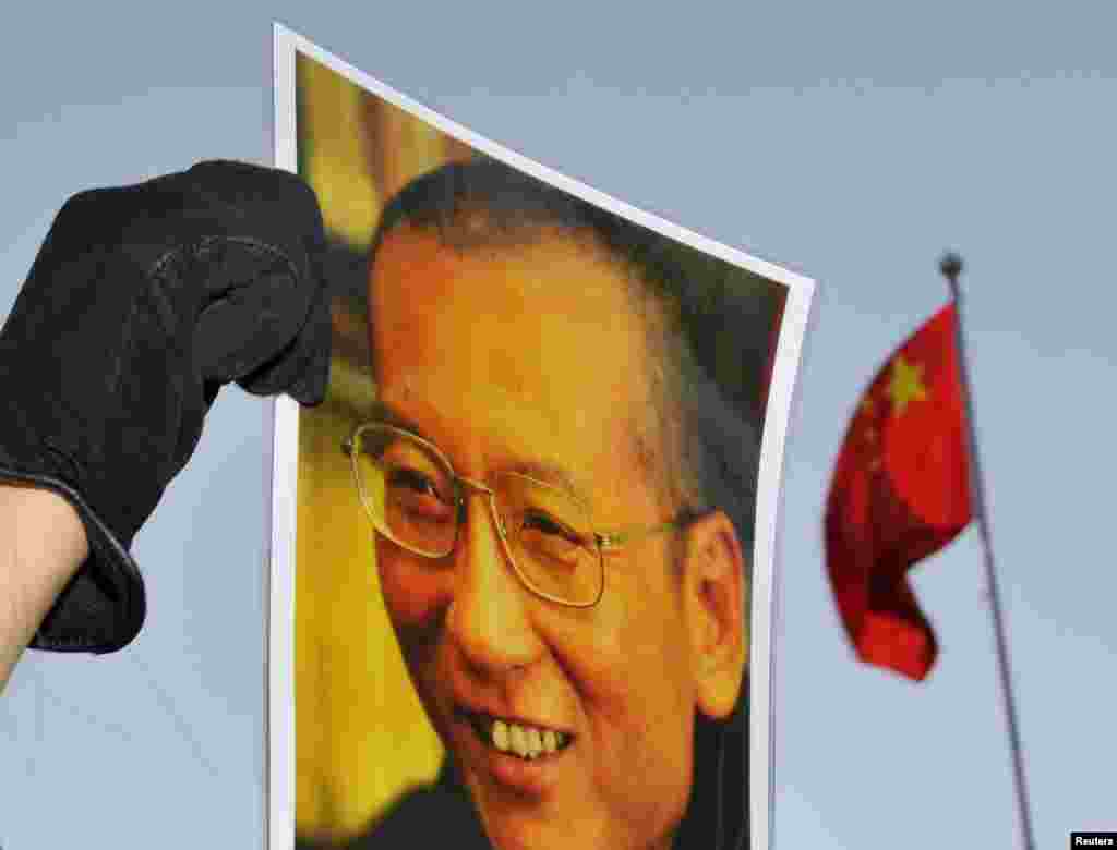 在頒獎典禮的前一天,中國駐挪威大使館外面,有人手持劉曉波像示威。 (2010年12月9日)