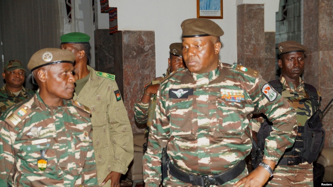 Tsohon Hoto: Shugaban Mulkin Sojan Jamhuriyar Nijar Janar Abdourahmane Tiani, dama