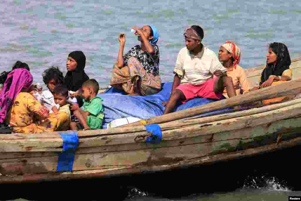 Người Hồi giáo Rohingya trên một chiếc thuyền vượt qua sông Naf, từ Miến Điện đến Teknaf, Bangladesh, 11/6/2012.