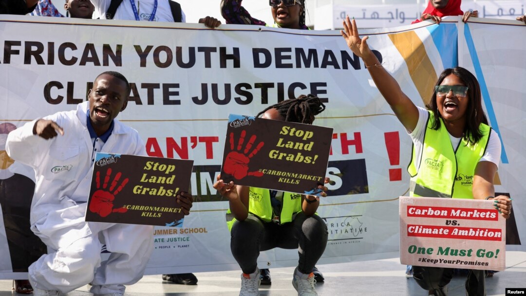 Activistas demandan "justicia climática" en la cumbre COP28 de la ONU en Dubái, el 6 de diciembre de 2023.