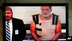 El sospechoso del tiroteo en Colorado Springs, Robert Dear, apareció vía video ante el juez Gilbert Martinez, junto al defensor público Dan King, en el Centro de Justicia penal El Paso para escuchar los cargos en su contra. Nov. 30 de 2015