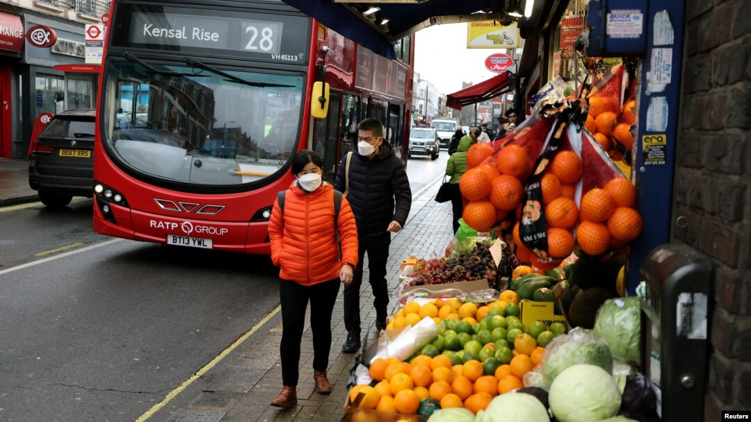 Archivo. Personas con máscaras faciales caminan en una calle comercial en medio del brote de la enfermedad coronavirus (COVID-19), en Londres, Reino Unido, el 24 de diciembre de 2021.