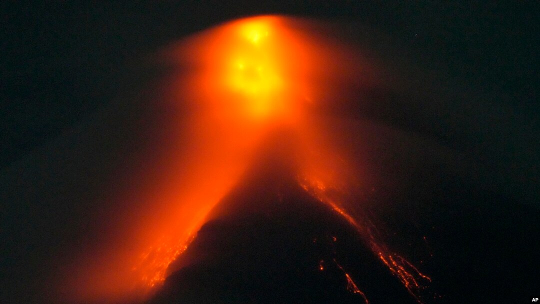 El volcán Mayón, en el noreste de Filipinas, lanza emisiones incandescentes el 11 de junio de 2023.