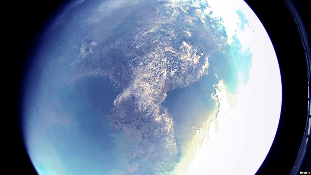 La península de Corea vista desde el espacio en esta foto divulgada el lunes 28 de febrero de 2022 por la agencia de noticias de Corea del Norte KCNA.