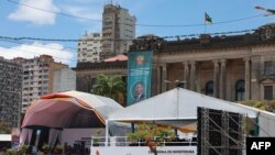 Trabalhadores preparam o local antes da cerimónia de tomada de posse do Presidente eleito de Moçambique, Daniel Chapo, na Praça da Independência, em Maputo, a 14 de janeiro de 2025.