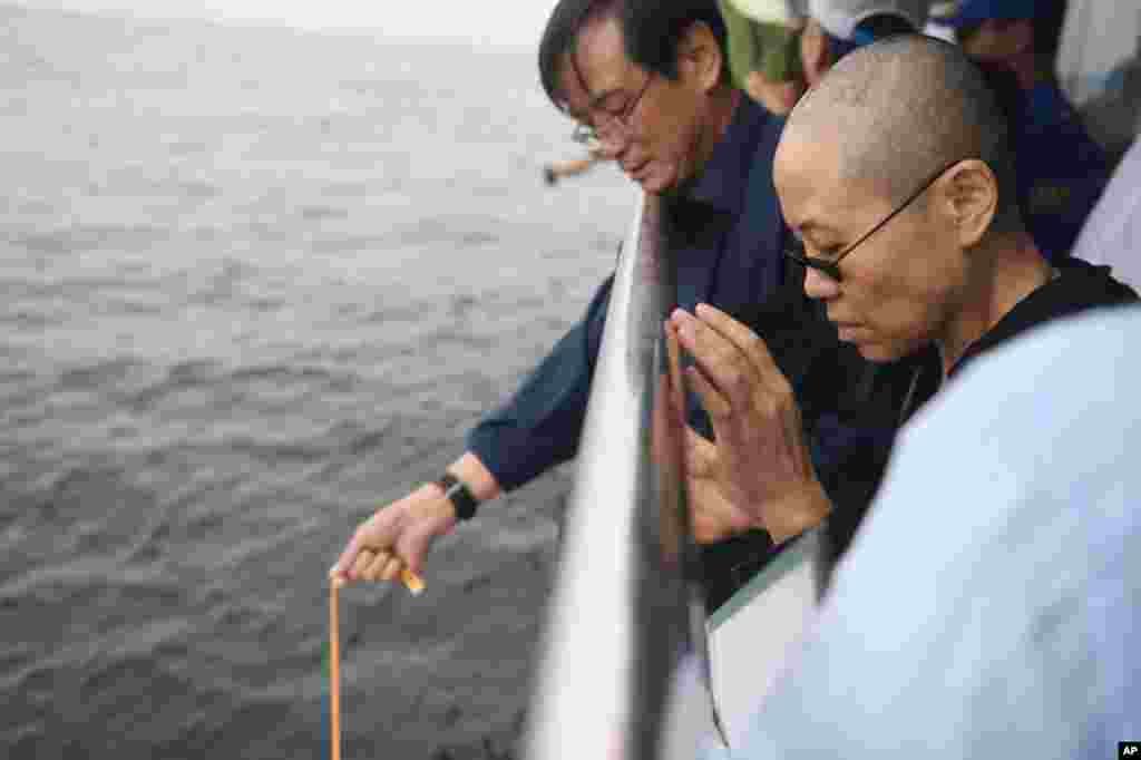刘晓波家人海葬刘晓波(2017年7月15日,沈阳市政府提供的图片)。沈阳市政府于7月15日16时45分举行刘晓波后事新闻发布会,官方发言人宣布,刘晓波骨灰当天中午按照当地风俗撒入大海。刘晓光表示,家人自愿选择海葬方式。之前有传闻说,当局逼迫家人火化遗体然后海葬。刘晓光在发布会上用了较长时间说明为何选择海葬而不是保留骨灰。发布会上,刘晓波的遗孀刘霞、弟弟刘晓瑄和刘霞的弟弟刘瑄均未见踪影。