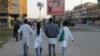 Jovens estudantes caminham pelas ruas de Benguela.