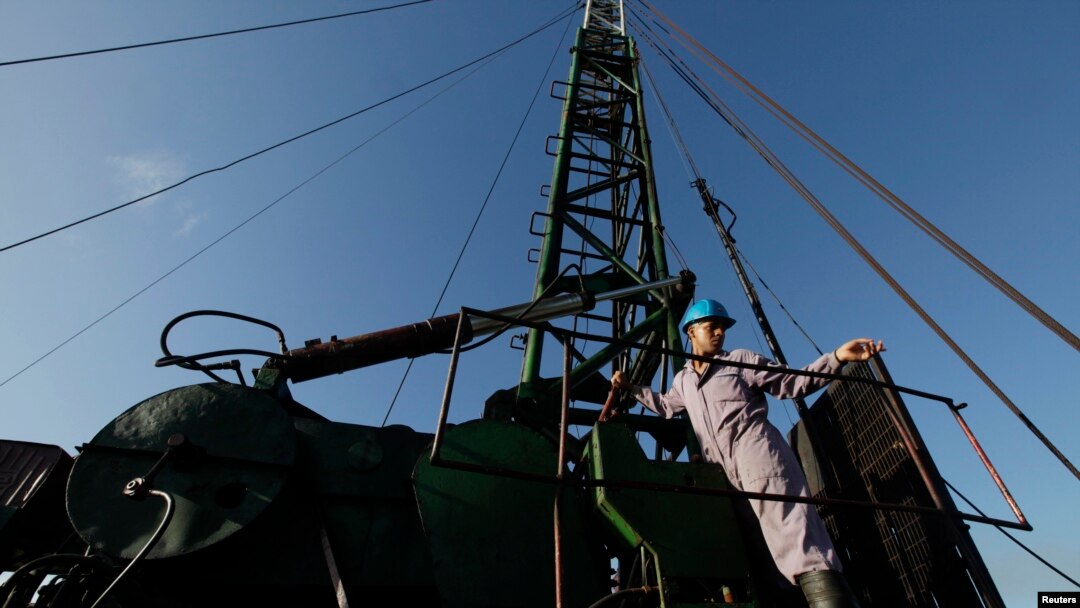 Un ténico de Cuba Petróleos trabaja en un pozo en La Habana.