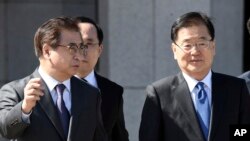 정의용 한국 청와대 국가안보실장(오른쪽)과 서훈 국정원장이 지난 3월 대북특사로 북한에 다녀온 결과를 전달하기 위해 백악관을 방문했다.