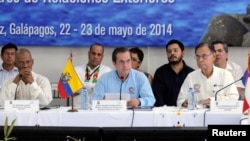 El canciller ecuatoriano, Ricardo Patiño (al centro), da a conocer la posición de UNASUR.