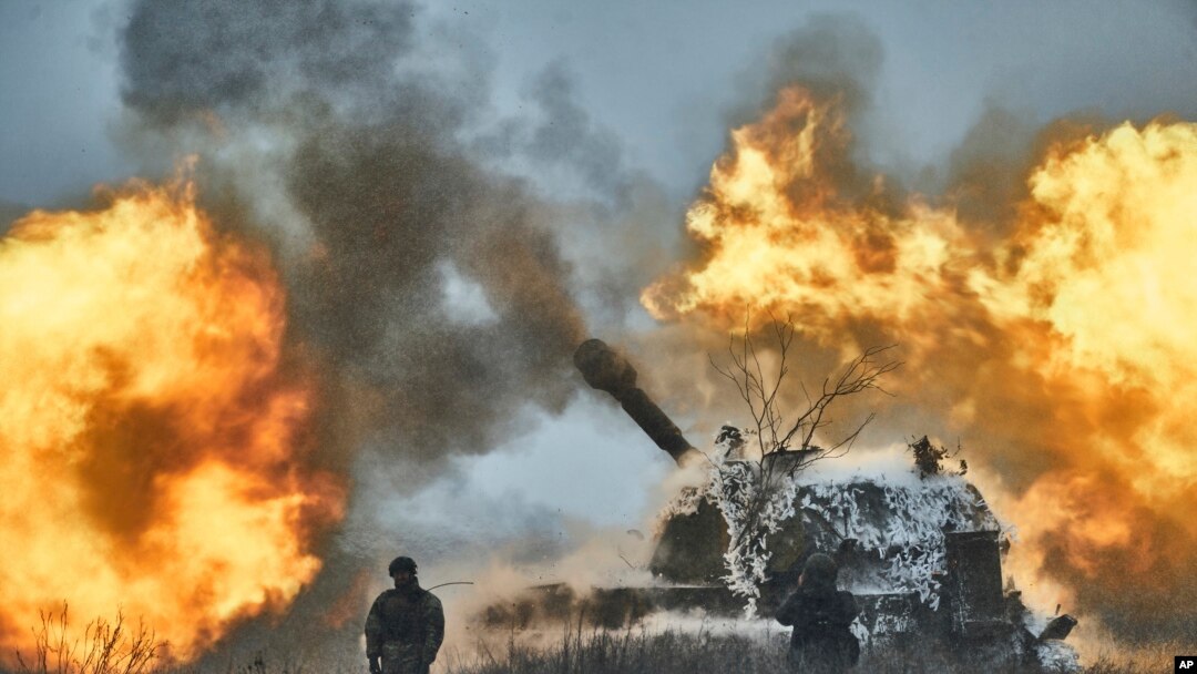 Un vehículo de artillería autopropulsado dispara en la región de Donetsk, Ucrania, el sábado 18 de febrero de 2023. (Foto AP/Libkos)