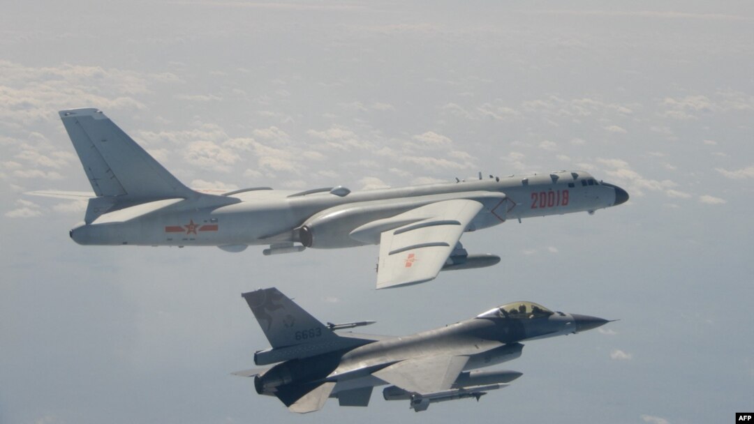 타이완군 F-16 전투기(아래)가 중국군 H-6 폭격기 접근에 대응 출격하고 있다. (자료사진)