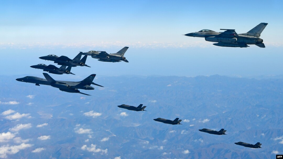 지난 2017년 12월 미한 연합공중훈련 '비질런트 에이스(Vigilant Ace)'에 참가한 미 공군 장거리전략폭격기 B-1B '랜서'와 F-35A, F-35B 전투기가 한국 공군 F-16, F-15K 전투기와 편대비행하고 있다.