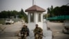 Вооруженные силы нового сирийского правительства охраняют вход в гражданский аэропорт, расположенный в городе Хмеймим, к юго-востоку от Латакии, Сирия, 16 декабря 2024 г.