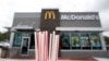 McDonald's dejará de usar las pajillas de papel por una "solución sostenible", anunció la cadena de restaurantes de comida rápida más grande del mundo.