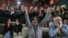 Amigos y familiares de Ohad Ben Ami y Eli Sharabi, que fueron secuestrados durante el ataque del 7 de octubre de 2023, reaccionan mientras ven la transmisión en vivo de su liberación del cautiverio de Hamas en Gaza, en el kibutz Beeri, Israel, el 8 de febrero de 2025.