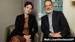 Esta foto del 17 de noviembre de 2019 tomada en Nueva York muestra a la directora Marielle Heller, izquierda, y al actor Tom Hanks, promocionando la película "A Beautiful Day In The Neighborhood".