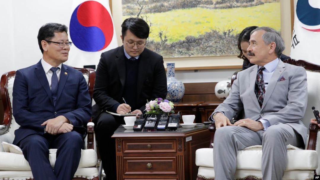 South Korean Unification Minister Kim Yeon Chul, left, meets with U.S. Ambassador to South Korea Harry Harris, right, during their meeting at a government complex in downtown Seoul, South Korea, Tuesday, April 16, 2019.