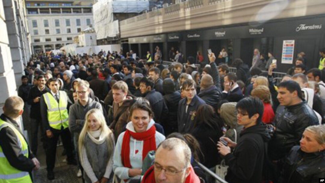 People queue outside the Apple store in London to buy the new iPhone 4S, Oct. 14, 2011 (file photo).