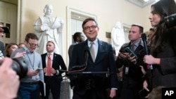 Mike Johnson, presidente da Câmara dos Representantes, fala a jornalistas no Capitólio, Washington, 20 dezembro 2024. 