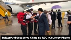 資料照片: 2020年5月12日中國駐剛果(金)大使朱京迎接抵達剛果的中國專家