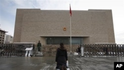 一名婦人在中國人民最高法院前伸冤(資料圖片)