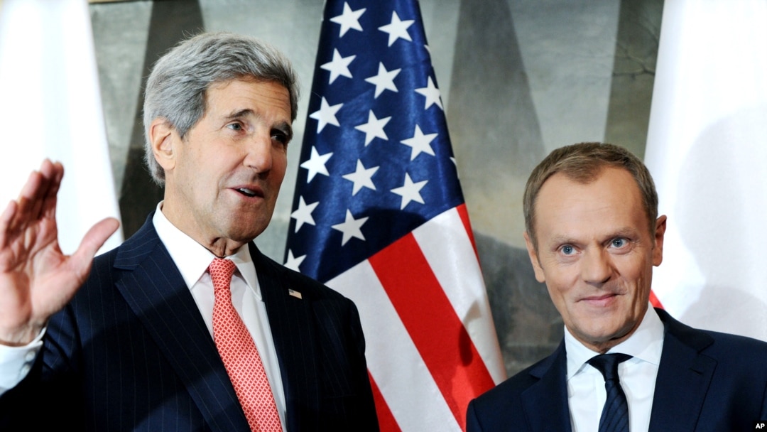 El secretario de Estado, John Kerry, y el primer ministro de Polonia, Donald Tusk, posan para una foto en Varsovia.