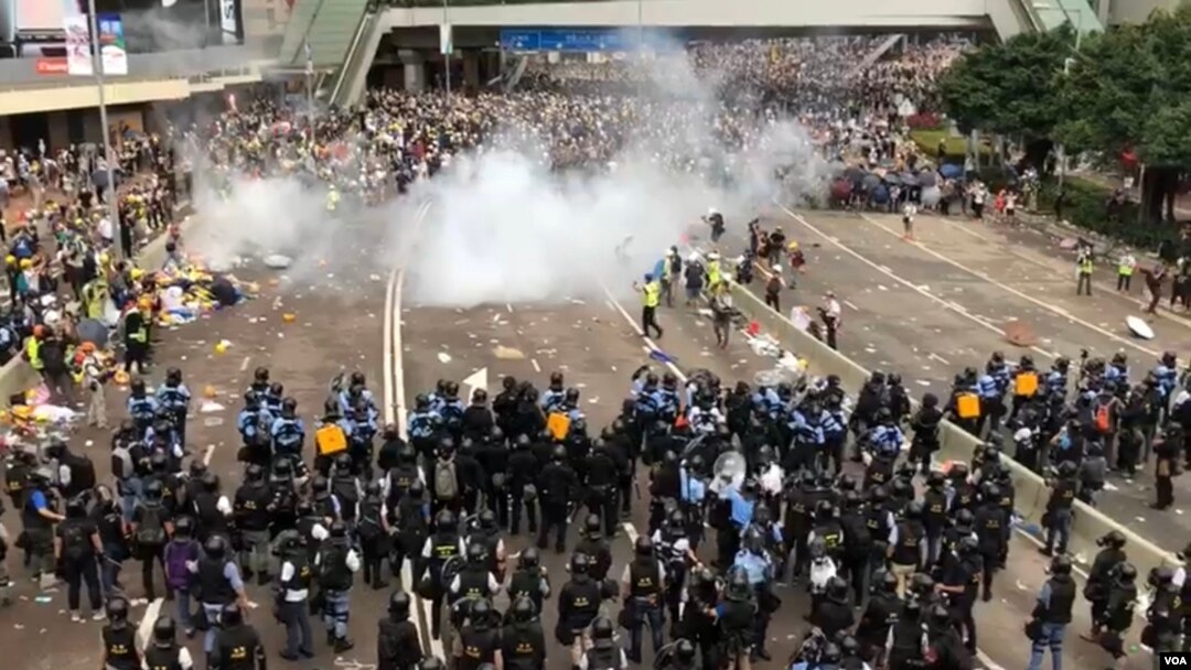 香港6-12警民大衝突後，有建制派立法會議員呼籲港府暫緩修訂《逃犯條例》。(美國之音湯惠云)