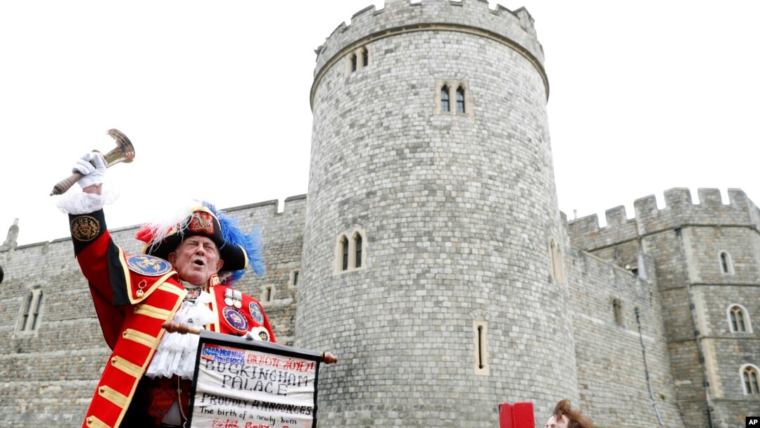 Nezvanični glasnik saopštava vest o rođenju sina britanskog princa Harija i njegove supruge Megan, ispred Vindzorskog zamka (Foto: AP/Alastair Grant)