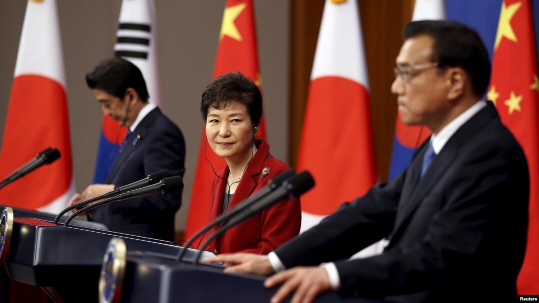지난 1일 한국 청와대에서 리커창 중국 총리(오른쪽부터), 박근혜 한국 대통령, 아베 신조 일본 총리가 한일중 정상회담을 가진 후 공동 기자회견을 하고 있다. 