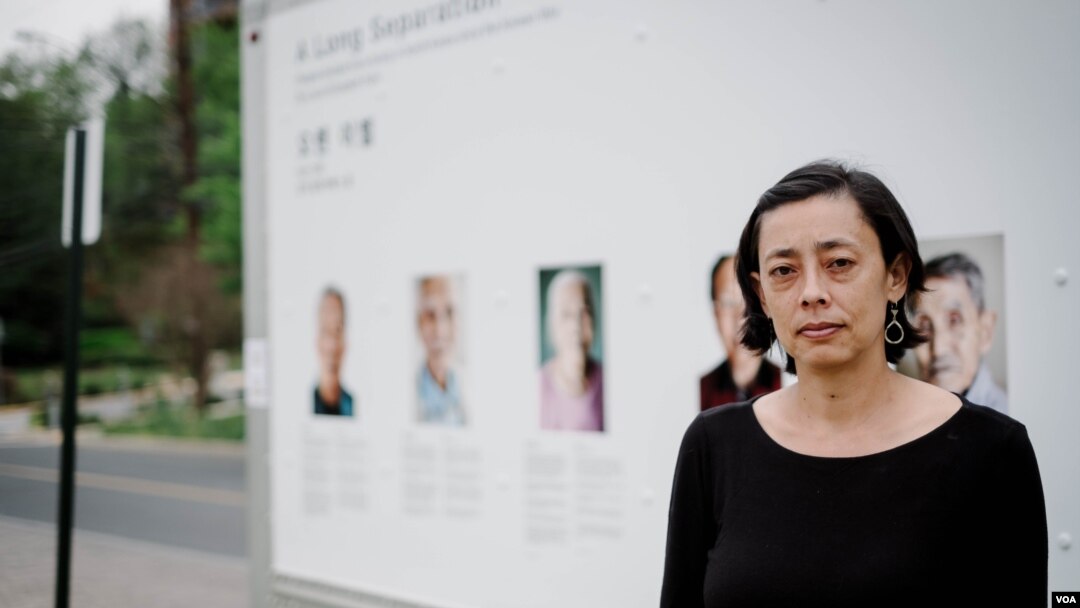 지난 6일 메릴랜드주 타코마 커뮤니티 센터에서 로라 엘리자베스 폴 작가가 ‘오랜 이별” 사진 전시회를 열었다. 사진 크레딧: Charles Yook