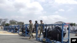 Equipos de seguridad y contra desastres naturales son entregados por EEUU a las Fuerzas Armadas de Ecuador en una ceremonia en Guayaquil, el 25 de enero de 2025. Una comisión estadounidense visita el país desde inicios de semana. 