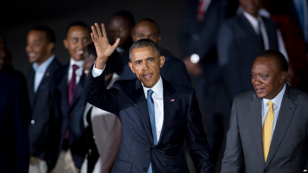 Rais wa Marekani, Barack Obama akiwasili nchini Kenya akiwa na mwenyeji wake Rais Uhuru Kenyatta .Julai 24,2015.