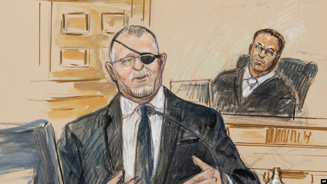 Este dibujo de la corte del 7 de noviembre de 2022, muestra el juicio al líder del grupo Oath Keepers, Stewart Rhodes, durante su testimonio por cargos de conspiración sediciosa por el ataque al Capitolio federal del 6 de enero de 2021, en Washington DC. 