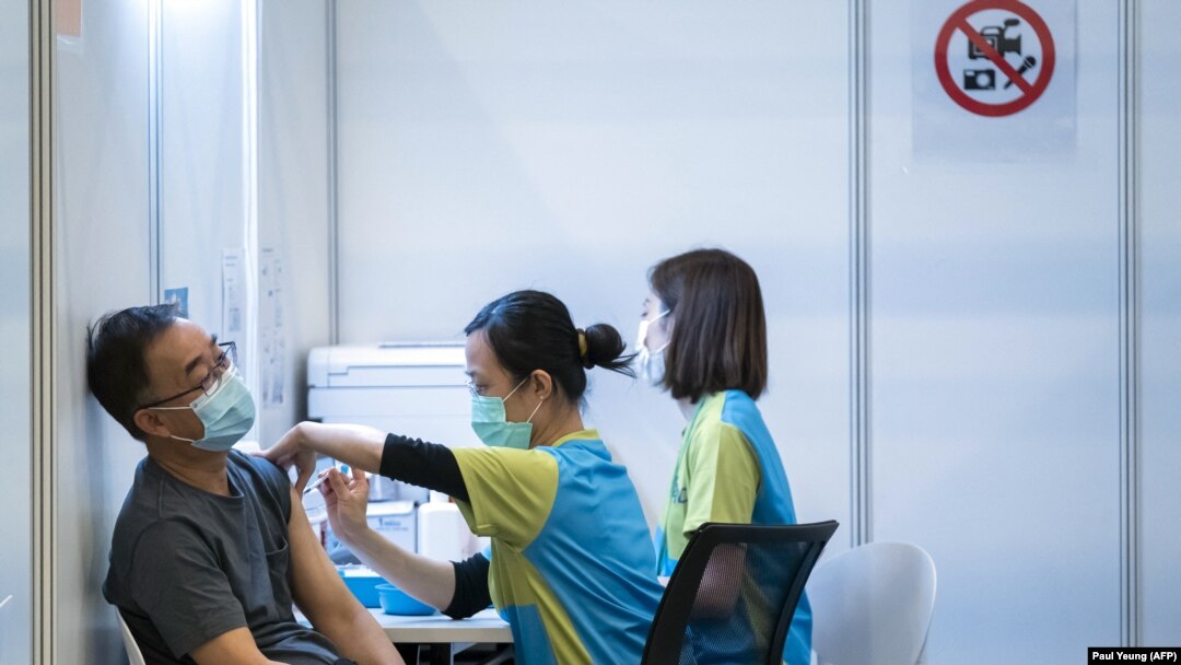 一名男子在香港社區疫苗中心接種中國科興疫苗。