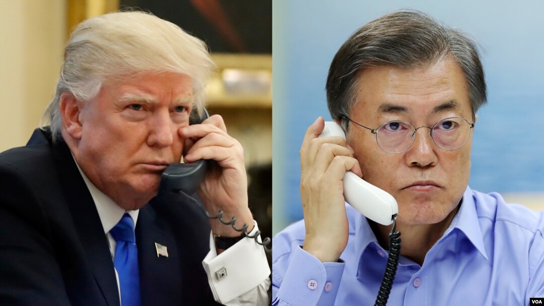 도널드 트럼프 미국 대통령(왼쪽)과 문재인 한국 대통령이 16일 전화 통화를 갖고 북한에 대한 압박을 강화하기로 했다. (자료사진)