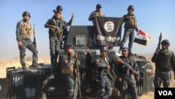 سربازان عراقی پس از تصرف مواضع داعش در موصل، پیروزی شان را جشن گرفته اند