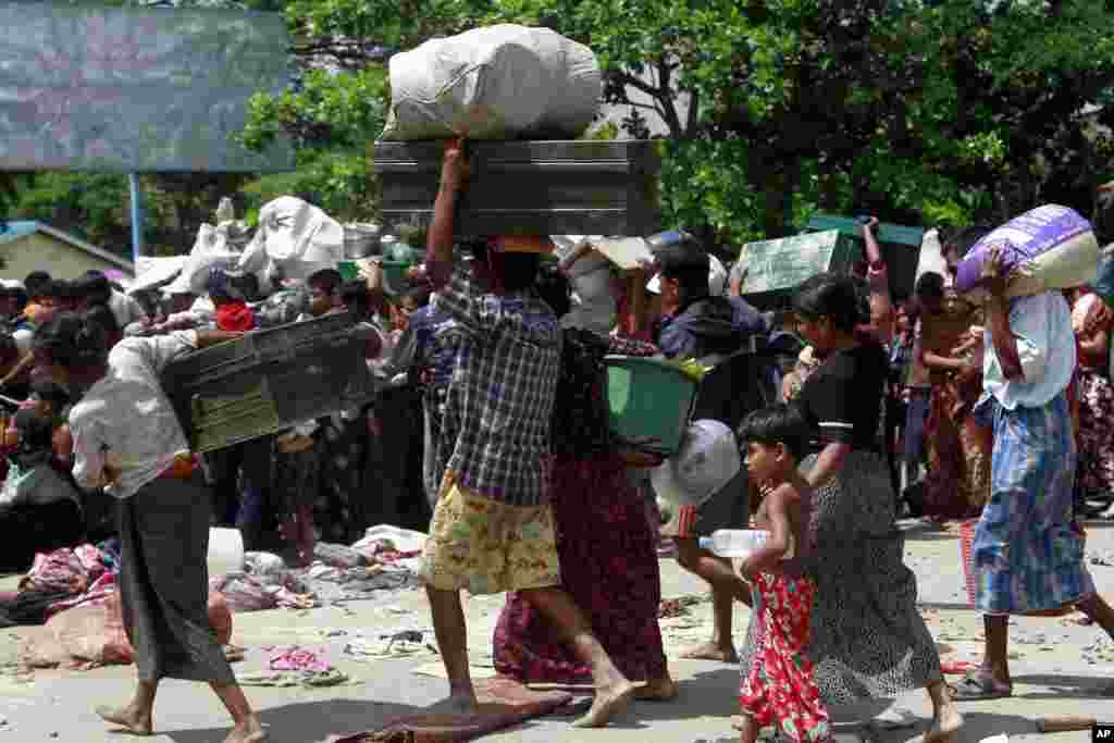 Cư dân Sittwe chạy khỏi những ngôi nhà bốc cháy vào lúc các lực lượng an ninh vất vả kiềm chế bạo động sắc tộc và tôn giáo, 12/6/2012.