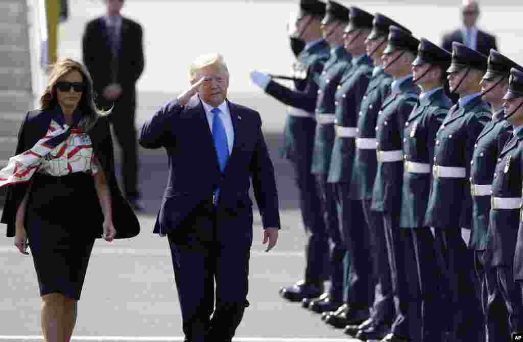 Президент США Дональд Трамп отдает честь почетному караулу в аэропорту Станстед, Великобритания, 3 июня 2019. 