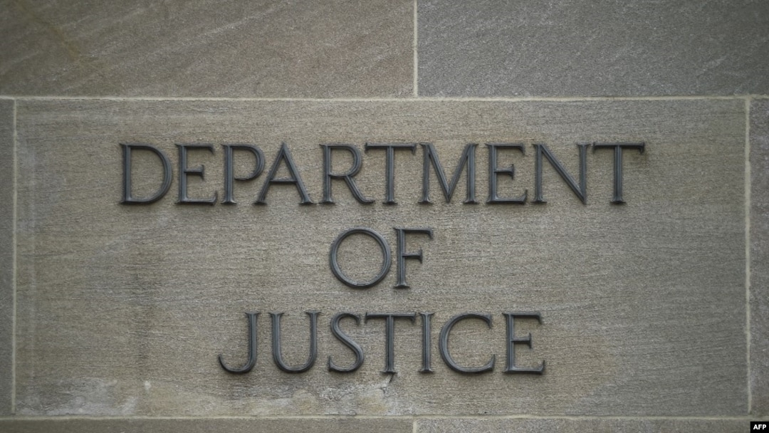 ARCHIVO - Logo del Departamento de Justicia de EEUU en Washington DC.
