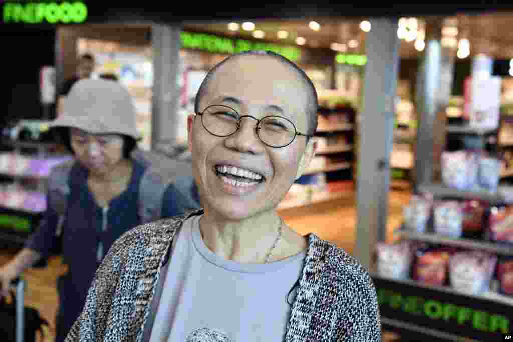 中国诺贝尔和平奖得主、政治异议人士刘晓波的遗孀刘霞于2018年7月10日抵达芬兰赫尔辛基国际机场后笑得开心。诗人和艺术家刘霞患严重的精神抑郁症。自从刘晓波2010年获得诺贝尔和平奖以来,刘霞事实上一直被中国当局软禁在家,但她从未受到中共当局的指控,她上次出现在公众面前是在中国当局的监视下为刘晓波举行的葬礼上。但中国当局多次表示,刘霞是自由的,享有中国法律保障的所有权利。