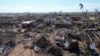 Pessoas no meio de edifícios destruídos, árvores arrancadas e escombros depois da passagem do ciclone Chido, de Mecufi, Moçambique, 16 dezembro 2024 (Unicef ​​​​Moçambique/Divulgação via Reuters)