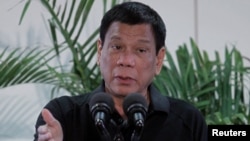 El presidente filipino, Rodrigo Duterte, se disculpón con la comunidad judía mundial por sus comentarios comparando su lucha contra los drogadictos con la matanza de judíos encabezada por Hitler en la Alemania nazi.